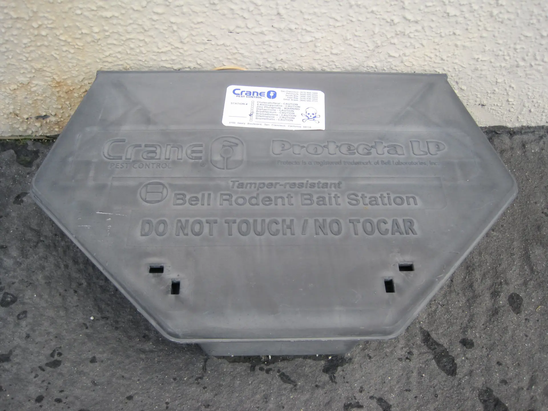 Gesloten monitoringstation voor knaagdieren langs een gevel