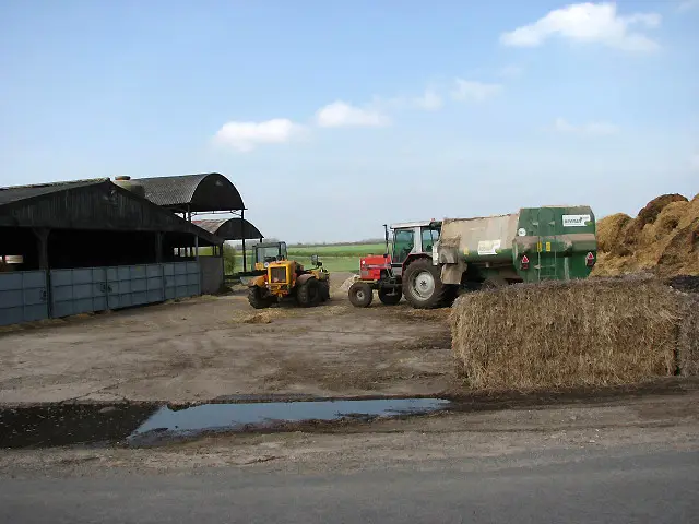 Landbouwmachines gestald in een schuur op een boerenerf