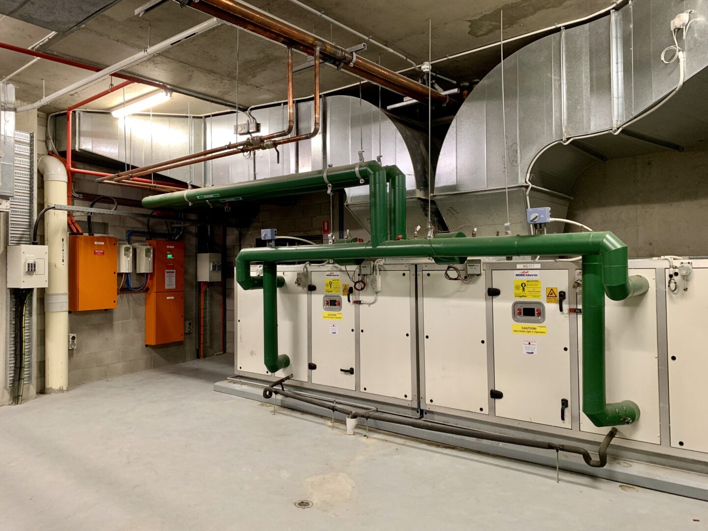 Airconditioning-unit op een kantoorgebouw