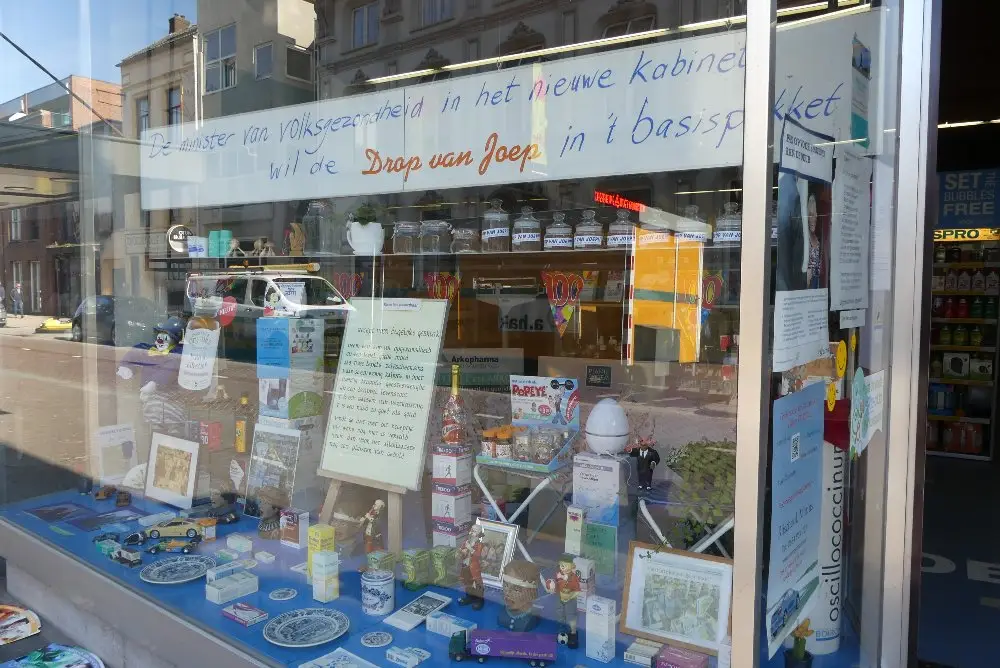 Interieur van een drogisterij met gevulde schappen