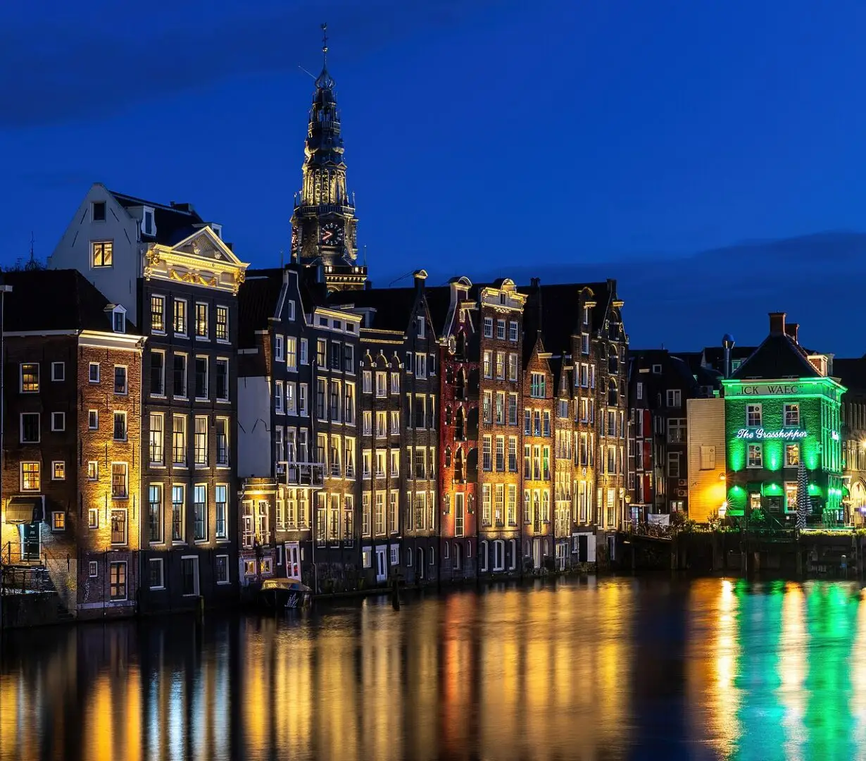 Grachtenpanden aan het Damrak in Amsterdam, met horeca op de begane grond