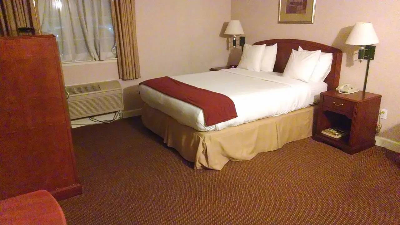 Hotelkamer met opgemaakt tweepersoonsbed