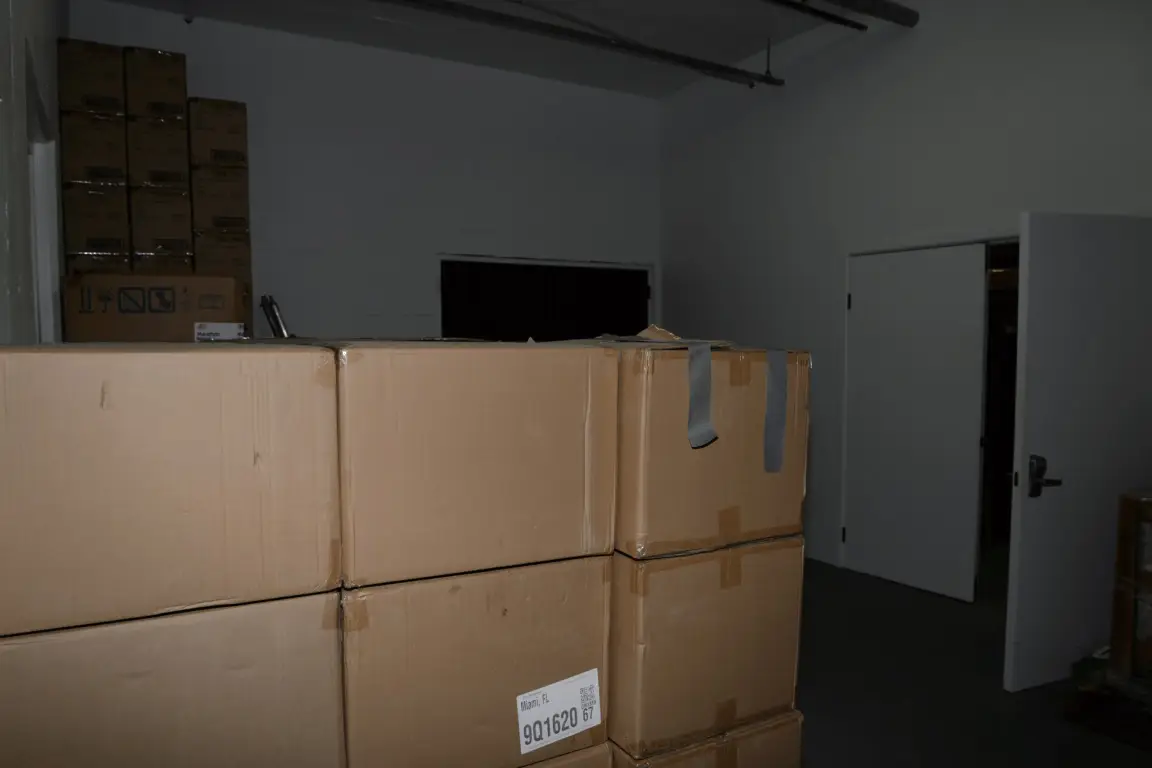 Stapels kartonnen dozen in een opslagruimte
