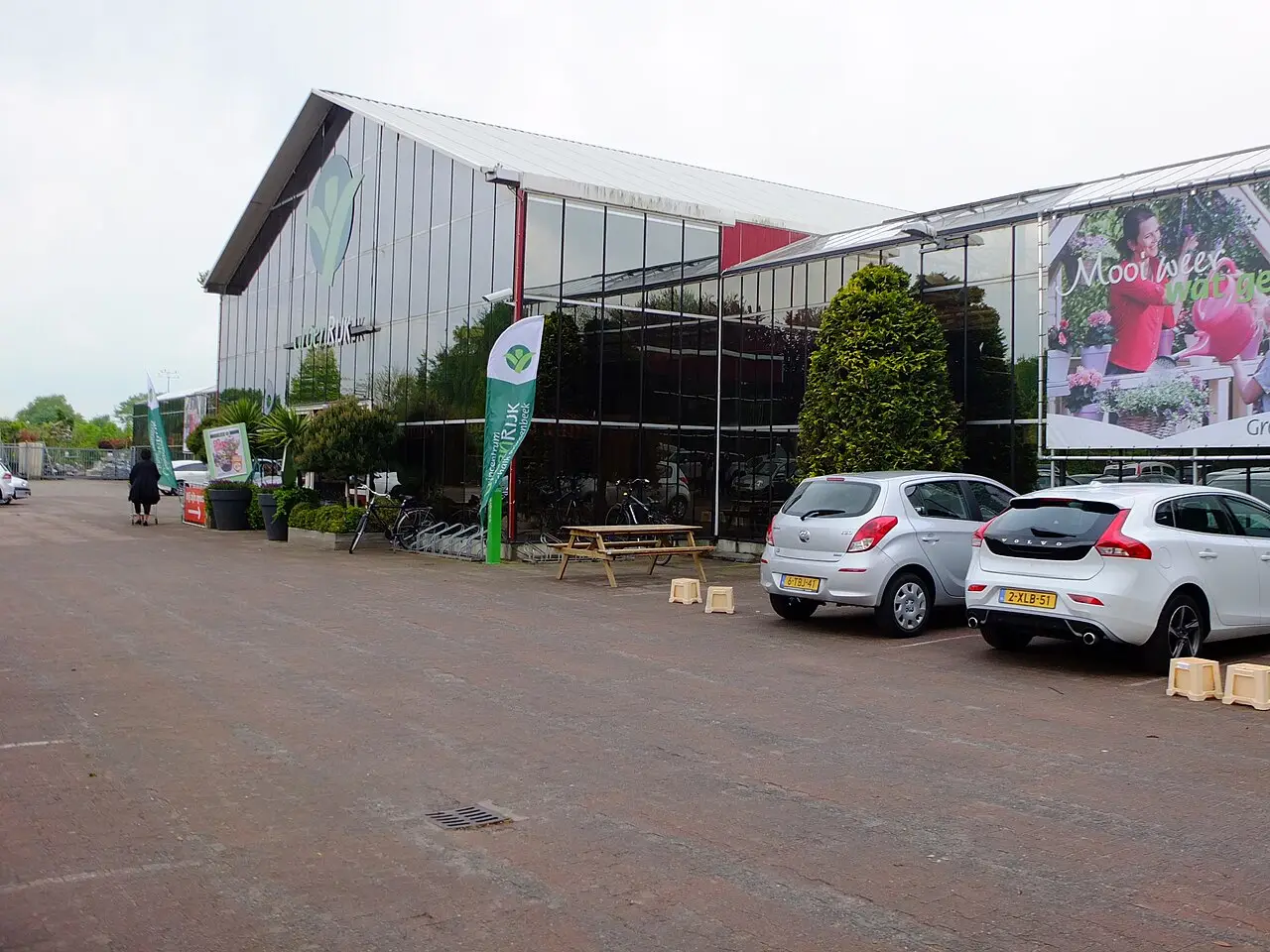 Tuincentrum met planten en materialen in de buitenopslag