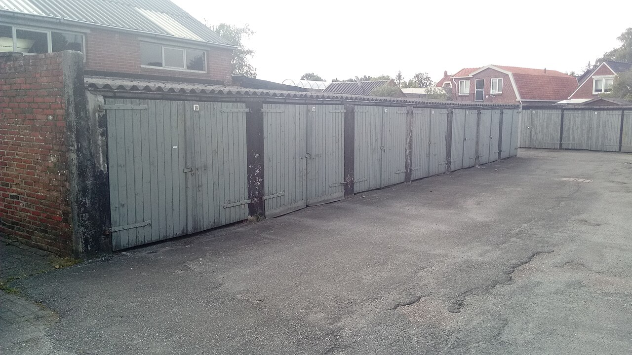 Rij garageboxen achter woningen