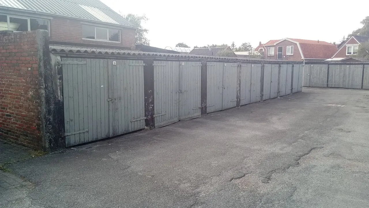 Rij garageboxen achter woningen