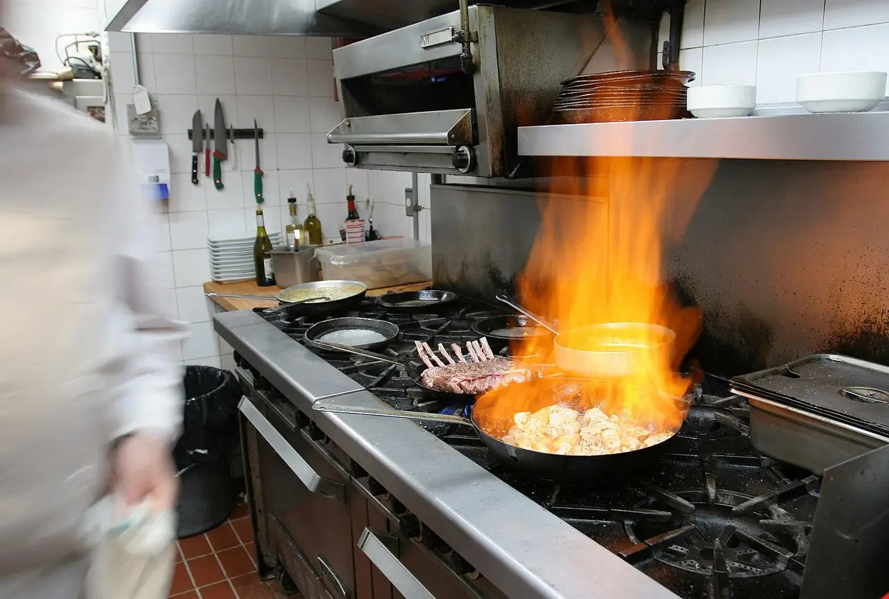 Kok aan het werk in een professionele restaurantkeuken