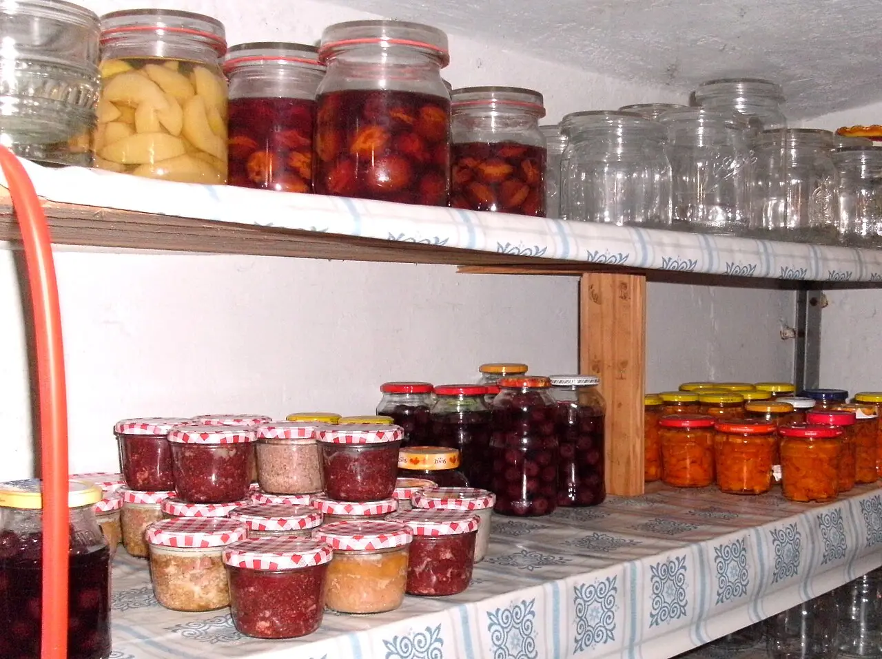 Voorraadkast met schappen vol droge voorraad in een keuken