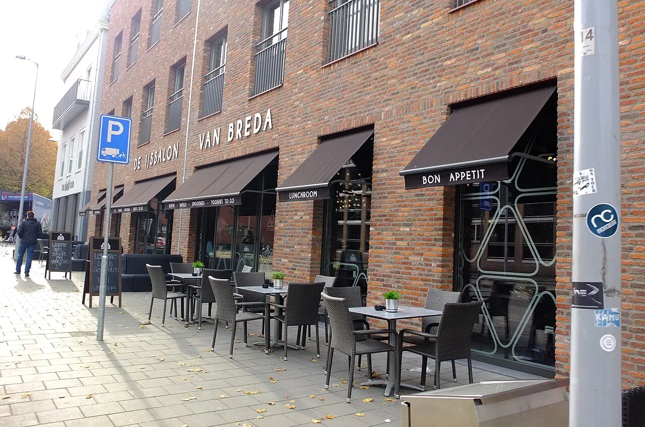 IJssalon met toonbank en ijsvitrine