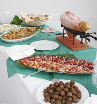 Cateringbuffet met hapjes op een tafel tijdens een bijeenkomst