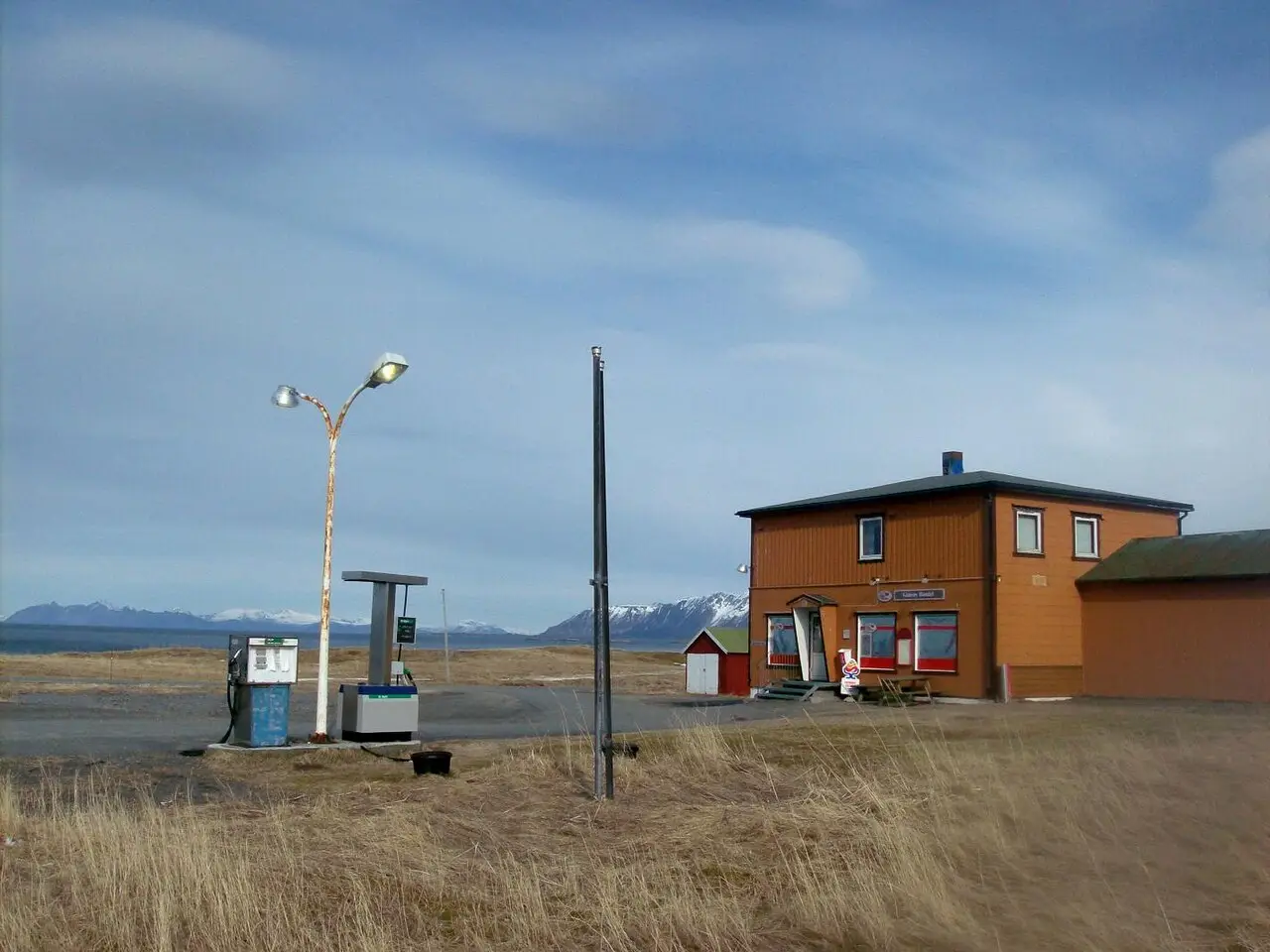 Tankstation met winkel langs de weg