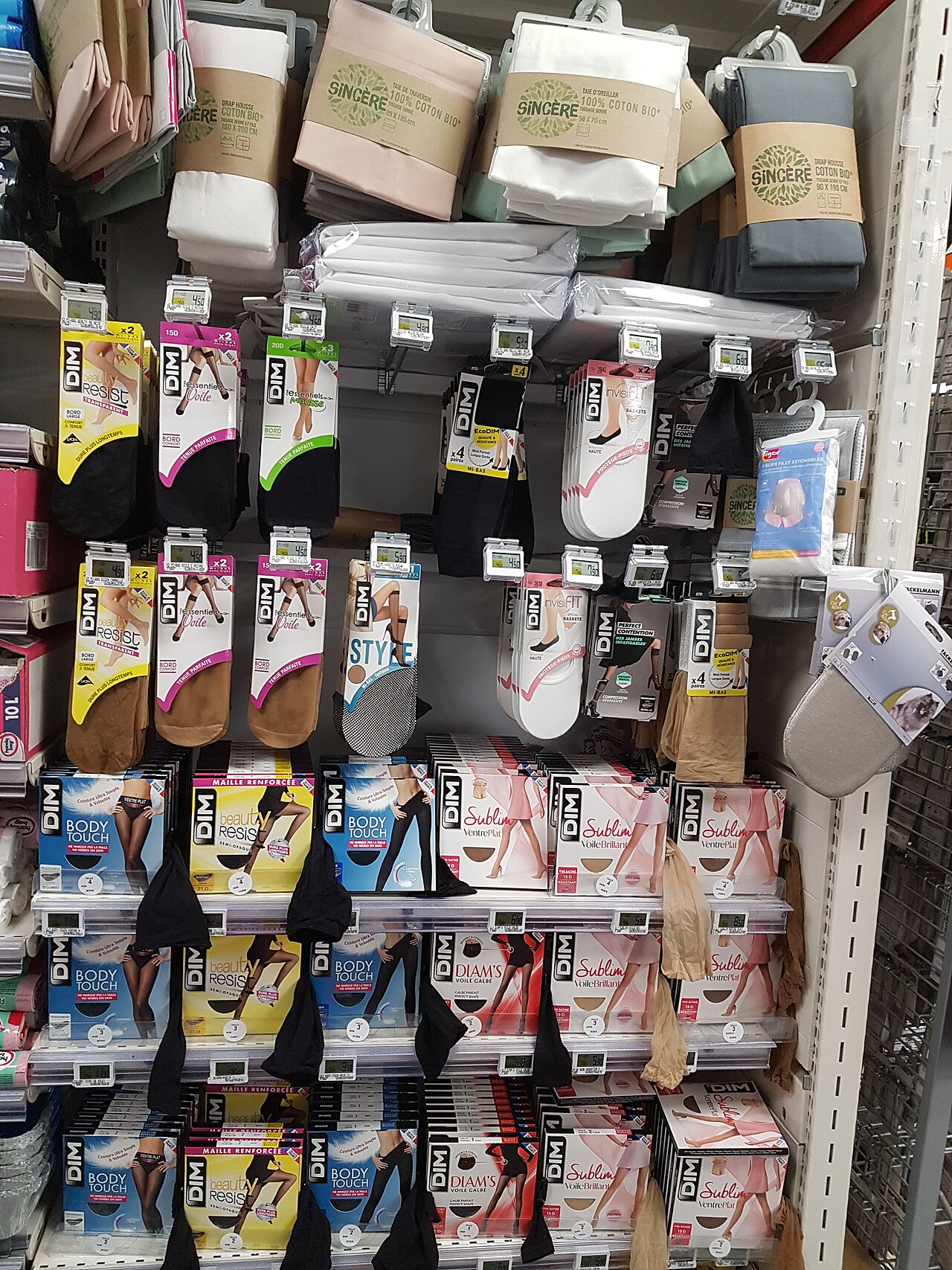 Medewerker vult de schappen in een supermarkt