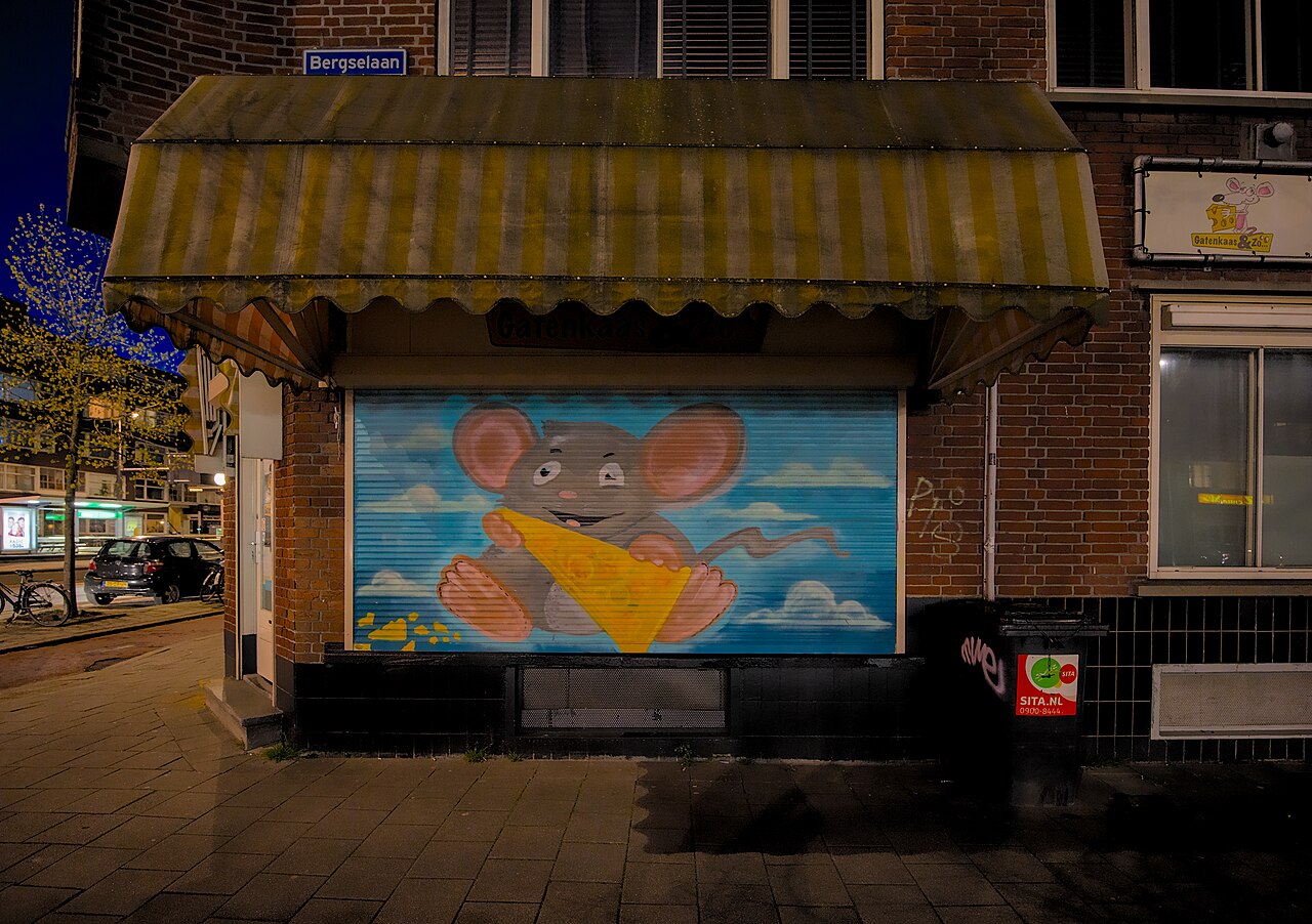 Kaaswinkel in de avondschemering