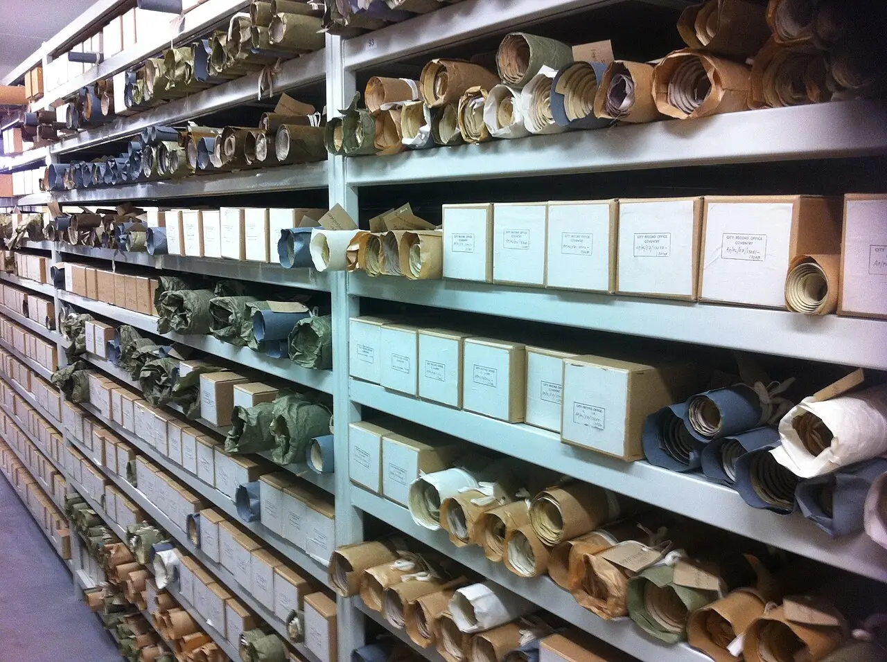 Documenten in stellingen in een archiefruimte