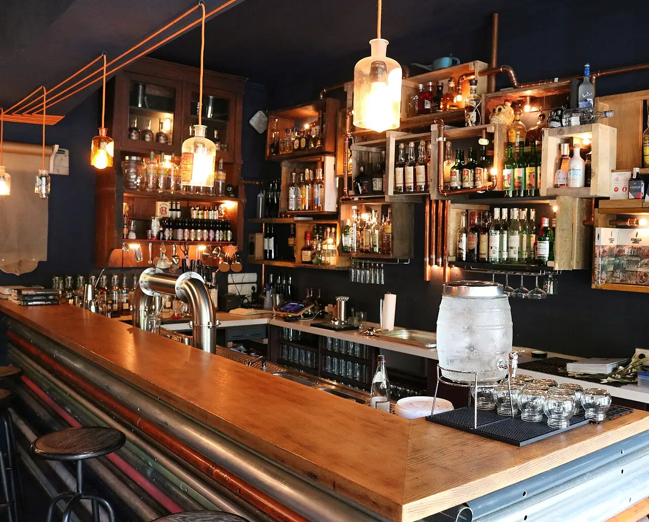 Barruimte van een cocktailbar met flessen en glazen