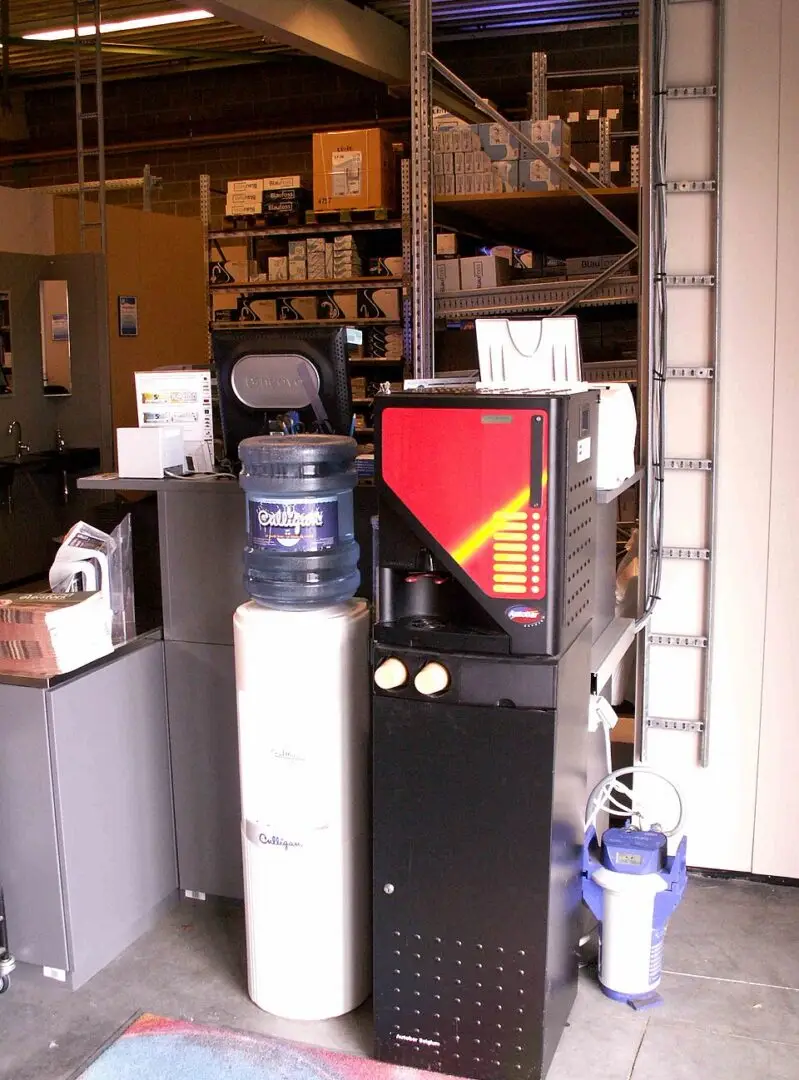 Koffieautomaat met waterdispenser op kantoor