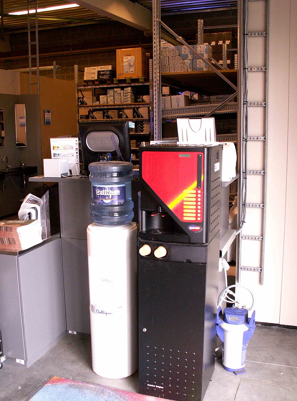 Koffieautomaat met waterdispenser op kantoor